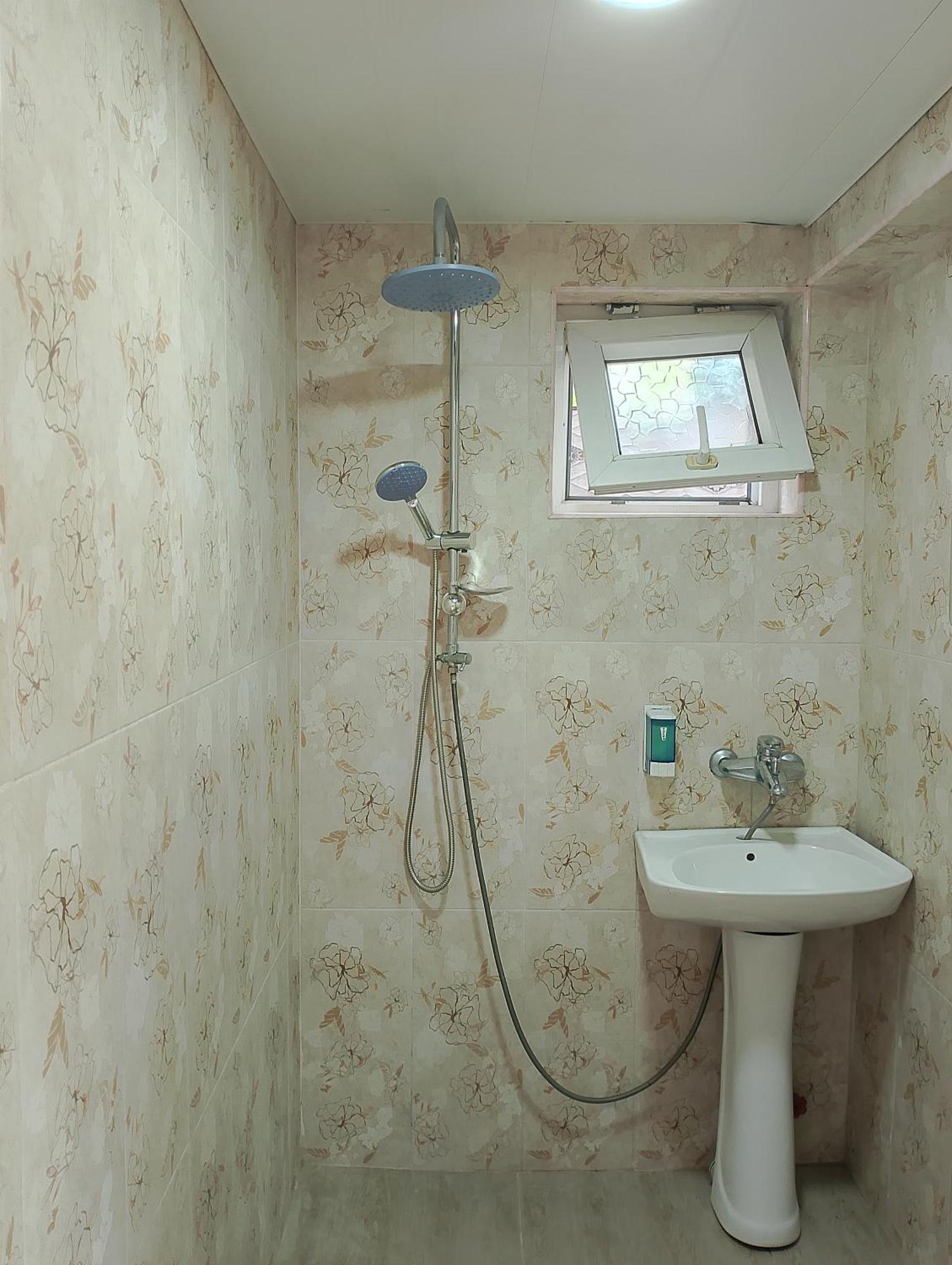 Jesis Batumi Hostel ภายนอก รูปภาพ